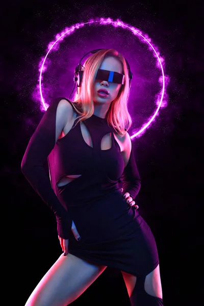 ガールDjは メガネやヘッドフォンでネオンライトで 顔と体に紫色の塗料で美しい女性 クラブパーティーでのセクシーTdjの肖像 — ストック写真