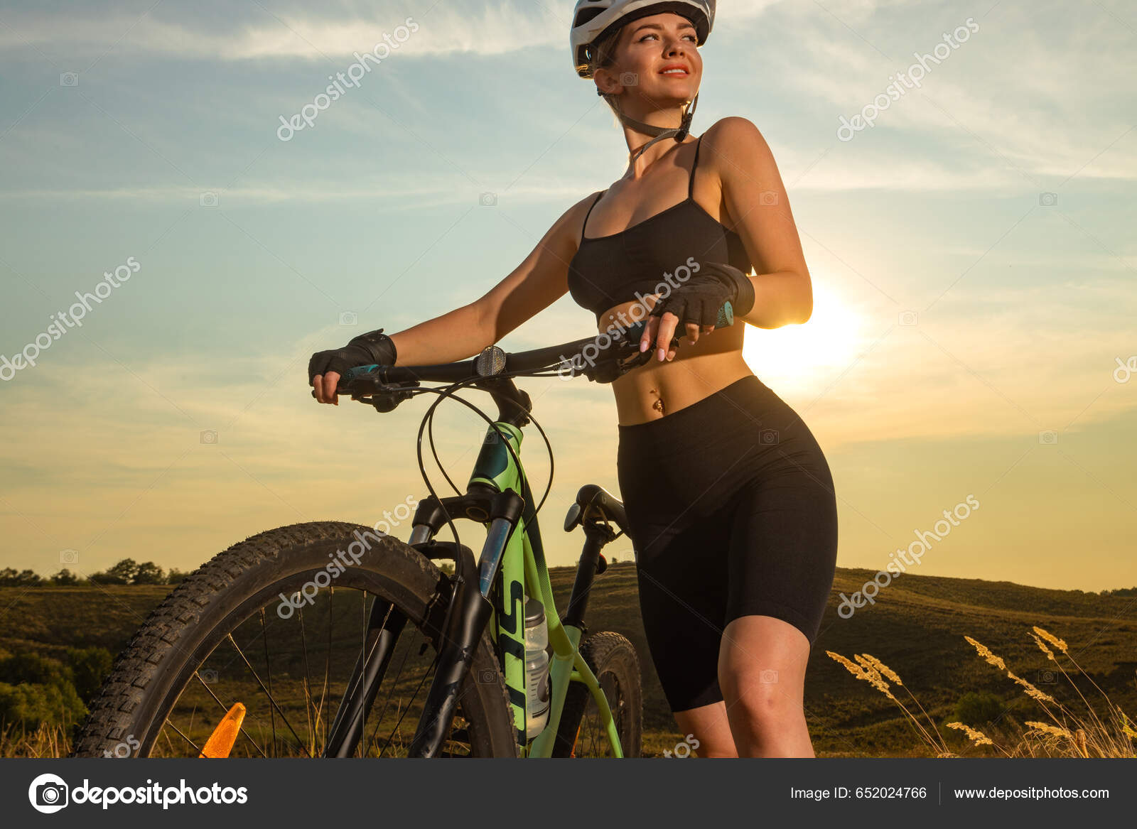 Biker Girl Atardecer Con Bicicleta Montaña Mujer Con Bicicleta