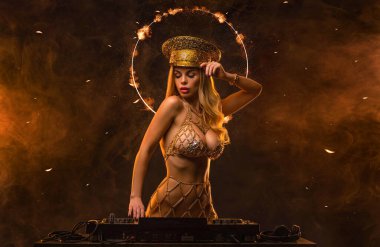 Gözlüklü ve kulaklıklı neon ışıklı kız DJ. Yüzünde ve vücudunda menekşe rengi boyalı güzel bir kadın. Kulüp partisinde seksi TDJ portresi