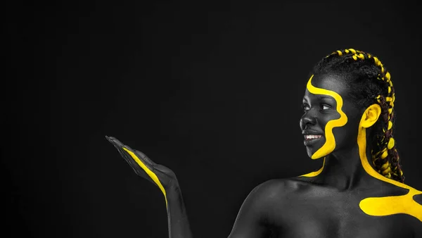 Sztuczna Twarz Czarno Żółta Farba Afrykańskiej Kobiecie Abstrakcyjny Twórczy Portret — Zdjęcie stockowe