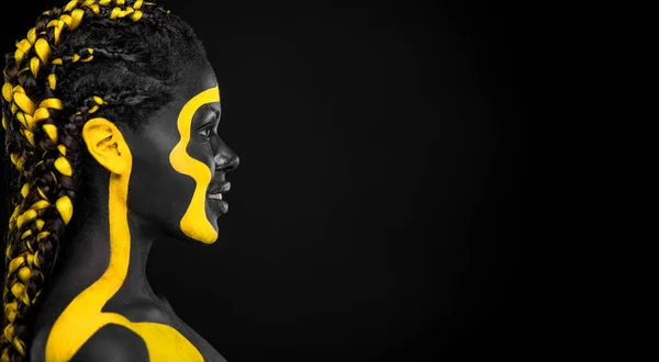 Cara Arte Tinta Corporal Preta Amarela Mulher Africana Retrato Criativo — Fotografia de Stock