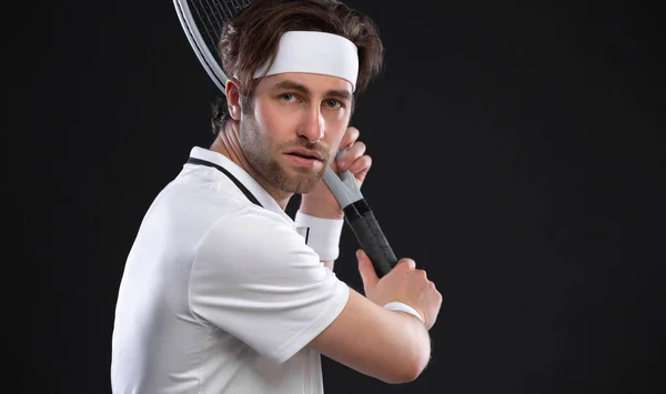 Raketli Bir Tenisçi Arka Planda Tek Başına Oynayan Erkek Sporcu — Stok fotoğraf