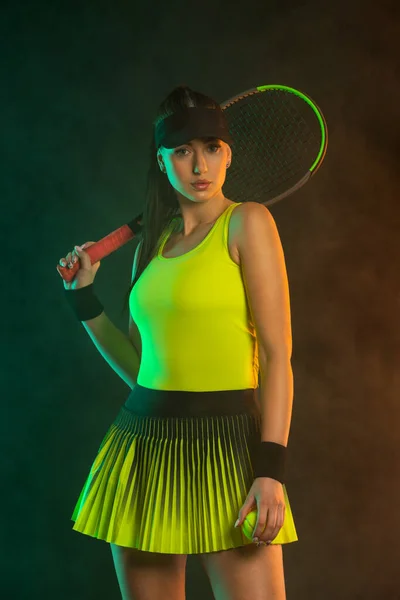 有球拍的网球选手 下载一张在霓虹灯下的网球运动员的照片 为体育赛事做广告 运动博彩网上移动应用 — 图库照片
