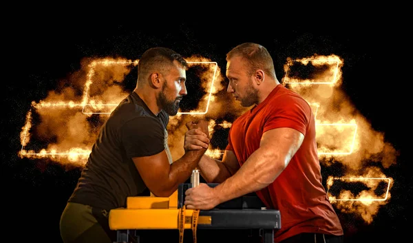 Två Starka Idrottare Gymmet Tävlar Armbrytning Bodybuilders Armhävare Atletisk Träningsrum — Stockfoto
