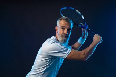 Siyah arka planda tenis oyuncusu afişi. Kopya alanı olan reklamlar için tenis şablonu. Bahis reklamı için maket. Teniste spor bahisleri