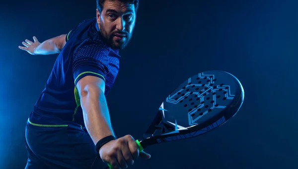 라켓을 테니스 코트에서 색상의 라켓을 스포츠 스포츠 앱이나 사이트의 디자인에 — 스톡 사진