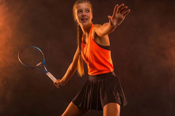 테니스 미녀와 테니스 코트에서 스포츠와 모자를 다니는 스포츠의 — 스톡 사진