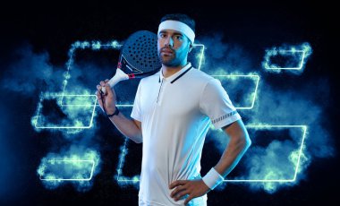 Raketli Padel tenisçi. Sahada raketli, neon renkli bir erkek sporcu. Spor konsepti. Bir spor uygulaması ya da bahis sitesi tasarımı için yüksek kaliteli bir fotoğraf indir