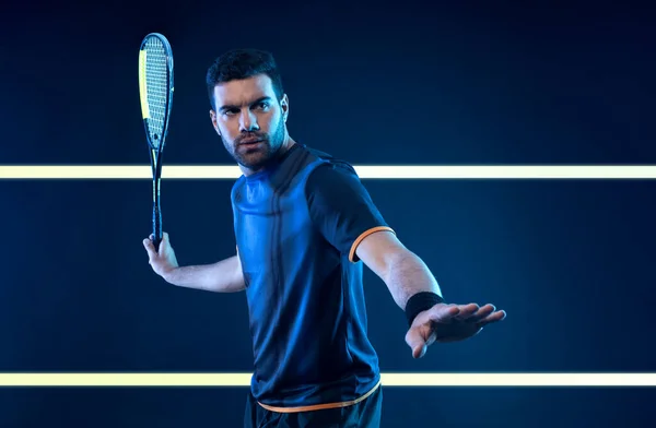 Squash Hráč Squashovém Hřišti Raketou Muž Atlet Raketou Hřišti Neonovými — Stock fotografie
