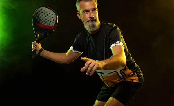 Padel Tenista Raketou Muž Atlet Raketou Hřišti Neonovými Barvami Sportovní — Stock fotografie