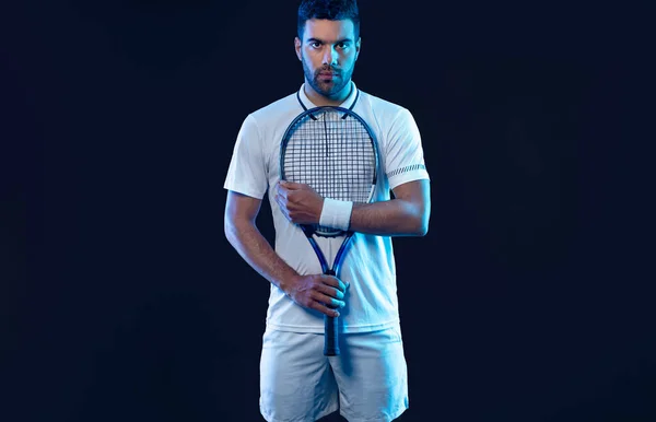 有球拍的网球选手 男子运动员在背景上孤立无援 — 图库照片