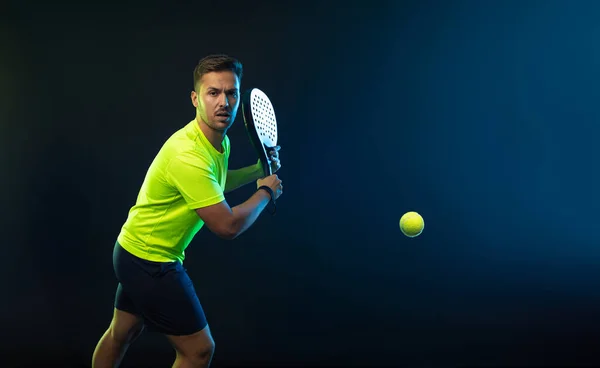 Raketli Padel Tenisçi Sahada Raketli Neon Renkli Bir Erkek Sporcu — Stok fotoğraf