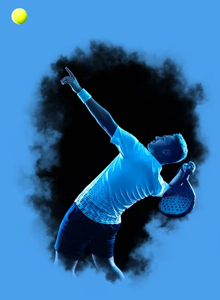 라켓을 테니스 코트에서 색상의 라켓을 스포츠 스포츠 앱이나 사이트의 디자인에 — 스톡 사진