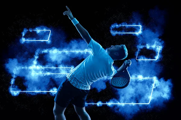 有球拍的帕特尔网球选手 男子运动员球拍在球场上与霓虹灯的颜色 体育概念 下载一张高质量的照片 以设计体育应用或博彩网站 — 图库照片