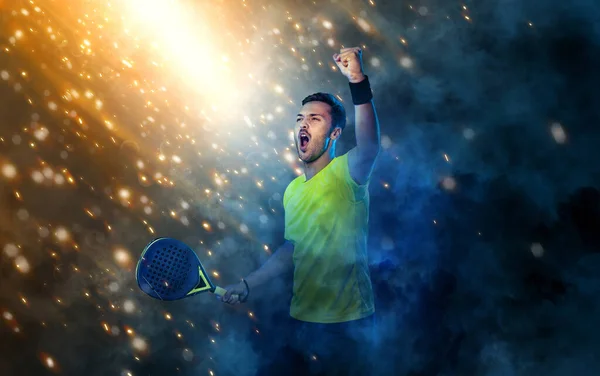 有球拍的帕特尔网球选手 男子运动员球拍在球场上与霓虹灯的颜色 体育概念 下载一张高质量的照片 以设计体育应用或博彩网站 — 图库照片