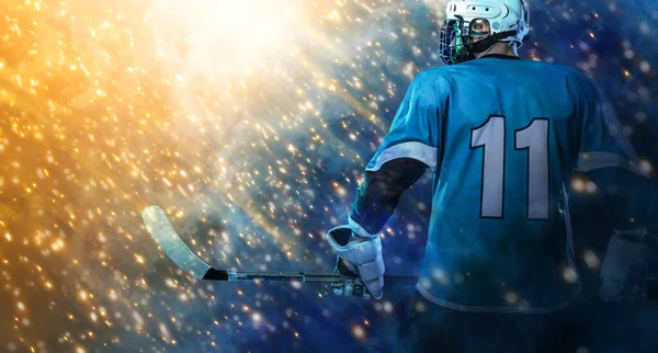 冰球选手 下载用于体育博彩广告的高分辨率照片 戴着头盔和手套的冰球运动员拿着棍子在体育场上 行动射击 体育概念 运动墙纸 — 图库照片