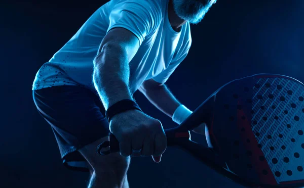Padel Tenista Raketou Muž Atlet Raketou Hřišti Neonovými Barvami Sportovní — Stock fotografie