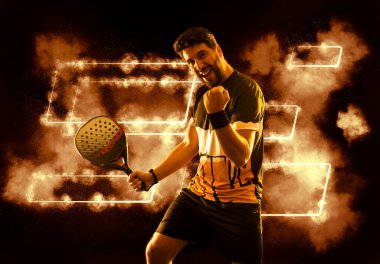 Raketli Padel tenisçi. Sahada raketli, neon renkli bir erkek sporcu. Spor konsepti. Bir spor uygulaması ya da bahis sitesi tasarımı için yüksek kaliteli bir fotoğraf indir