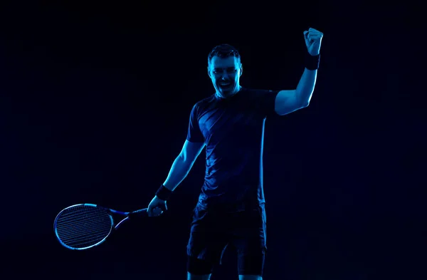 ラケット付きテニス選手 背景に孤立したプレーをする男選手 — ストック写真