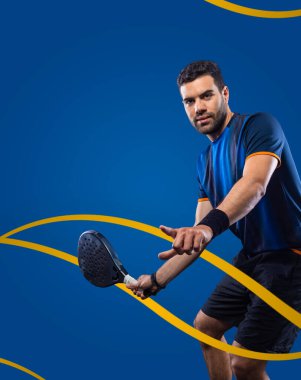 Raketli Padel tenisçi. Sahada raketli, neon renkli bir erkek sporcu. Spor konsepti. Bir spor uygulaması ya da bahis sitesi tasarımı için yüksek kaliteli bir fotoğraf indir