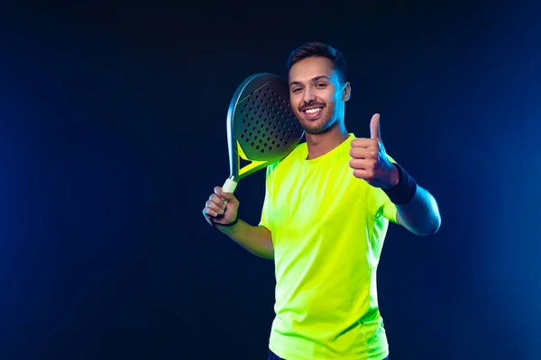 ラケット付きパデルテニス選手 ネオンカラーでコートにラケットを持つ男選手 スポーツの概念 スポーツアプリや賭けサイトのデザインのための高品質の写真をダウンロード — ストック写真