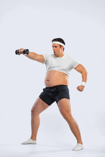非常に太った男はクリームで自分自身をジョージします 肥満と摂食障害について ソーシャルネットワークにおける栄養士とフィットネス広告のコンセプト — ストック写真