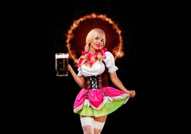 Büyük meme beyaz bluz siyah arka plan üzerine bira bardağı Isolated holding ile renk dirndl giyen genç seksi sarışın varoluş portresi