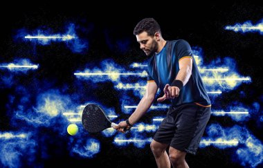 Raketli Padel tenisçi. Sahada raketli, neon renkli bir erkek sporcu. Spor konsepti. Bir spor uygulaması ya da bahis sitesi tasarımı için yüksek kaliteli bir fotoğraf indir