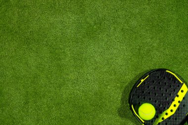 Padel tenis raketleri. Spor sahası ve toplar. Bir spor uygulaması ya da soical media reklamının tasarımı için raketli yüksek kaliteli bir fotoğraf indir