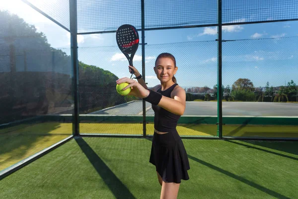 Raketli Padel Tenisçi Sahada Raketi Olan Kız Sporcu Spor Konsepti — Stok fotoğraf