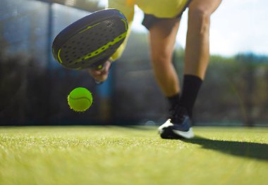 Raketli Padel tenisçi. Sahada raketi olan kız sporcu. Spor konsepti. Bir spor uygulaması ya da web sitesi tasarımı için yüksek kaliteli bir fotoğraf indir