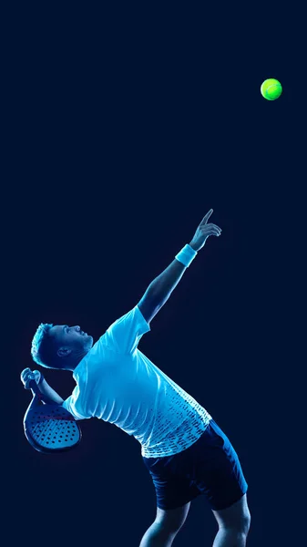Padel Τενίστας Ρακέτα Αθλητής Ρακέτα Στο Γήπεδο Νέον Χρώματα Αθλητική — Φωτογραφία Αρχείου