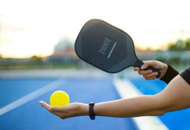 Padel tenis raketleri. Spor sahası ve toplar. Bir spor uygulaması ya da sosyal medya reklamının tasarımı için raketli yüksek kaliteli bir fotoğraf indir