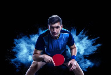 Masa tenisçisi. Masa tenisi. Tenis raketi paketleme tasarımı için masa tenisi oyuncusunun fotoğrafını indir. Tenis topu şablonu için resim.