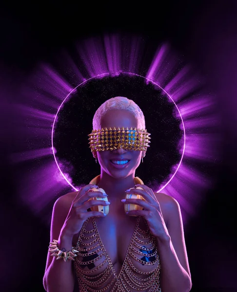 ガールDjは メガネやヘッドフォンでネオンライトで 顔と体に紫色の塗料で美しい女性 クラブパーティーでのセクシーTdjの肖像 — ストック写真