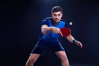 Masa tenisçisi. Masa tenisi. Tenis raketi paketleme tasarımı için masa tenisi oyuncusunun fotoğrafını indir. Tenis topu şablonu için resim.