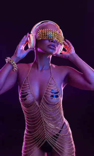 Hipster Chica Moda Modelo Afroamericano Usar Auriculares Disfrutar Escuchar Nueva — Foto de Stock