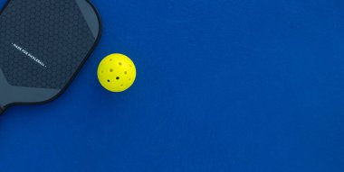 Padel tenis raketleri. Spor sahası ve toplar. Bir spor uygulaması ya da sosyal medya reklamının tasarımı için raketli yüksek kaliteli bir fotoğraf indir