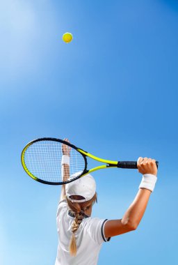 Raketli bir tenisçi. Spor müsabakalarının reklamını yapmak için neon ışıklı bir tenisçinin fotoğrafını indir. Mobil bir uygulamada spor bahsi