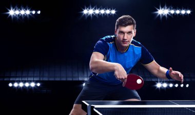 Masa tenisçisi. Tenis raketi paketleme tasarımı için masa tenisi oyuncusunun fotoğrafını indir. Tenis topu kalıbı için görüntü. Masa tenisi.