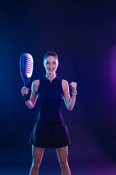 Raketli Padel Tenisçi Sahada Raketi Neon Renkli Genç Bir Sporcu — Stok fotoğraf