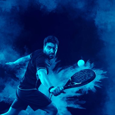 Raketli Padel tenisçi. Sahada raketli, neon renkli bir erkek sporcu. Spor konsepti. Bir spor uygulaması ya da bahis sitesi tasarımı için yüksek kaliteli bir fotoğraf indir