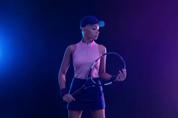 ラケットを持ったテニス選手 女の子のティーンエイジャーアスリートは ネオンカラーのコートにラケットを持っています スポーツコンセプト スポーツアプリや賭博サイトのデザインのための高品質の写真をダウンロード — ストック写真