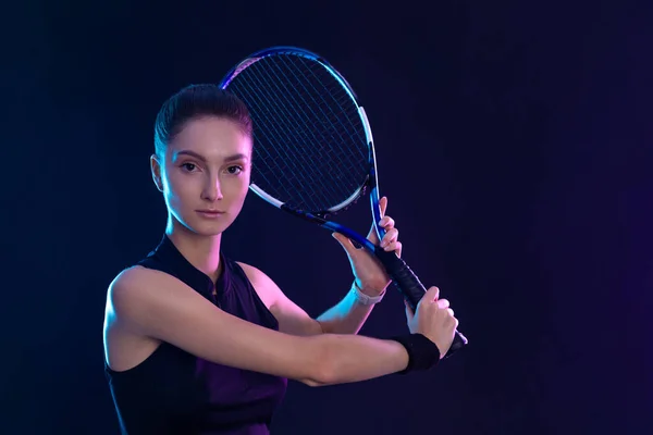 Raketli Bir Tenisçi Sahada Raketi Neon Renkli Genç Bir Sporcu — Stok fotoğraf