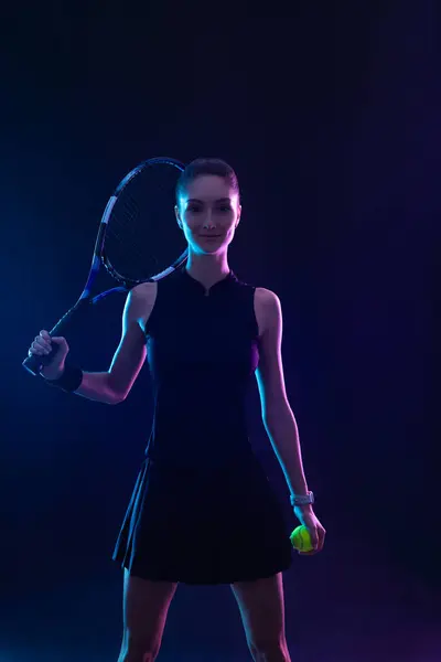 Raketli Bir Tenisçi Sahada Raketi Neon Renkli Genç Bir Sporcu — Stok fotoğraf