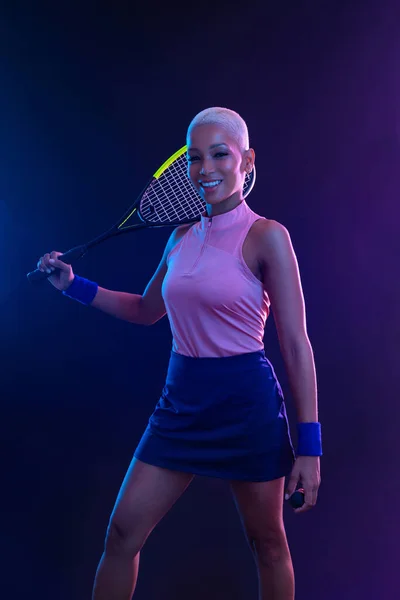 Squash Spelare Squash Domstol Med Racket Vita Sportkläder Vacker Flicka — Stockfoto