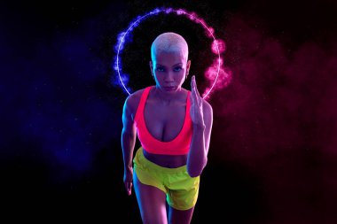 Spor, fitness ve spor motivasyon giymiş siyah arka plan üzerinde çalışan bir güçlü atletik, kadın sprinter. Runner kavramı kopya alanı ile