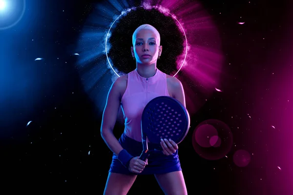 라켓과 테니스 색깔을 법원에 라켓을 스포츠 개념입니다 스포츠 사이트의 디자인을위한 — 스톡 사진