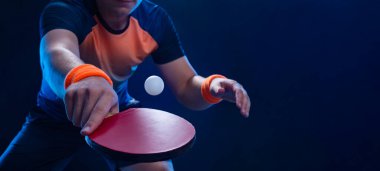 Masa tenisçisi. Tenis raketi paketleme tasarımı için masa tenisi oyuncusunun fotoğrafını indir. Tenis topu kalıbı için görüntü. Masa tenisi.