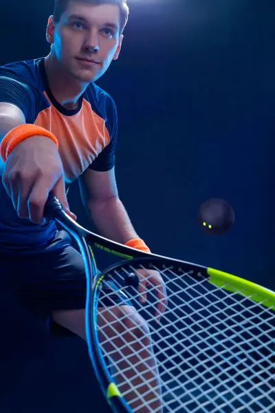 Squashspeler Een Squashbaan Met Racket Man Atleet Met Racket Het — Stockfoto